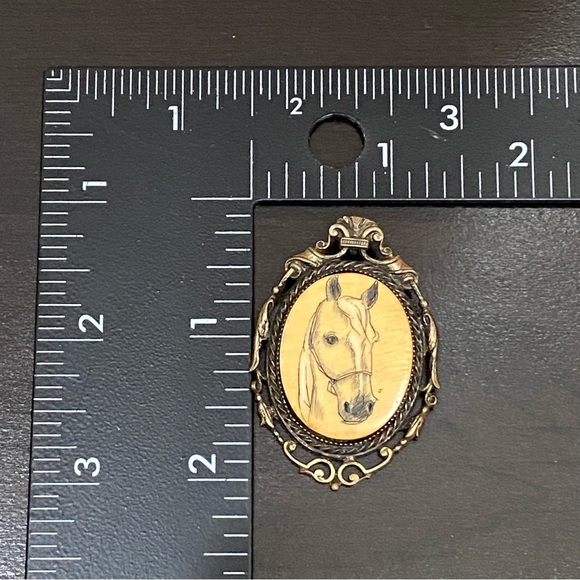 Vintage Unsigned Horse Cameo Brass-tone Brooch Pendant - Picture 9 of 12